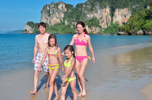 Família feliz na praia tropical — Fotografia de Stock