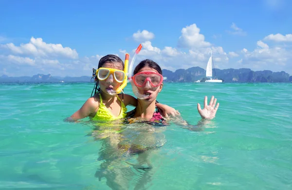 Bonne mère et enfant plongée en apnée dans la mer tropicale — Photo