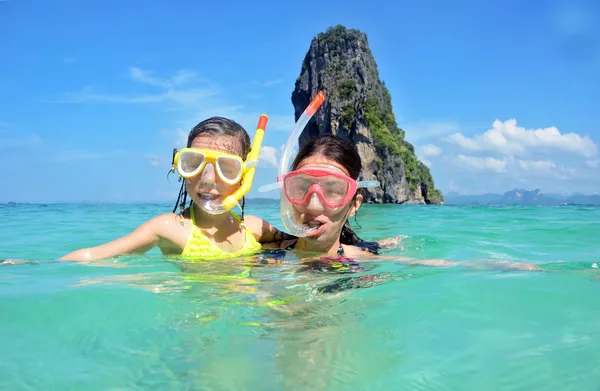 Feliz madre y niño haciendo snorkel en el mar tropical — Foto de Stock