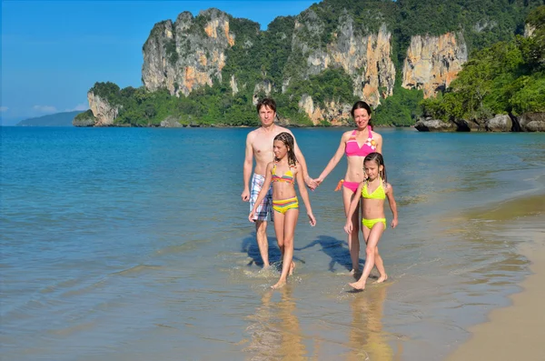 Щаслива сім'я на тропічному пляжі — стокове фото
