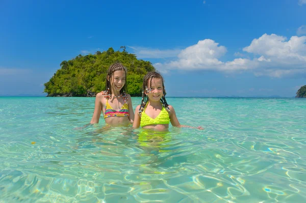 Glückliche Kinder, die Spaß im Meer haben — Stockfoto