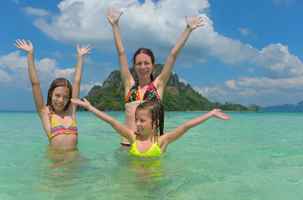 Famiglia felice divertirsi in mare vicino all'isola tropicale — Foto Stock