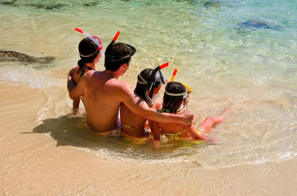 Happy family snorkeling — Stock Photo, Image