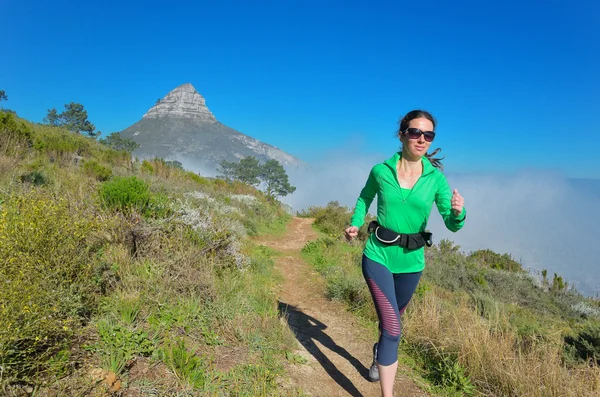 Aktive Läuferin läuft Trail in der Nähe von Tafelberg, Kapstadt — Stockfoto