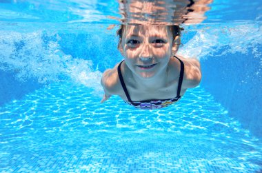 mutlu etkin su altı çocuk havuzunda yüzüyor