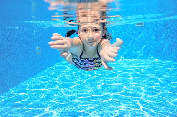 Gelukkig actieve onderwater kind zwemt in het zwembad — Stockfoto