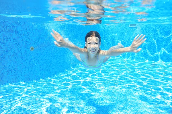 Glückliches aktives Unterwasserkind schwimmt im Pool — Stockfoto