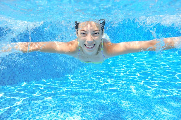 Feliz niño activo bajo el agua nada en la piscina —  Fotos de Stock