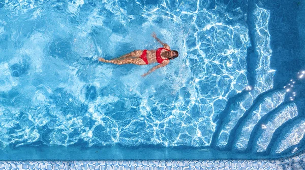 Jeune Fille Active Dans Piscine Vue Aérienne Sur Drone Haut — Photo