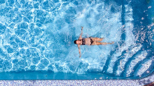 휴양지 인푸른 영장에서 수영하는 활화산 위에서 수영하는 — 스톡 사진