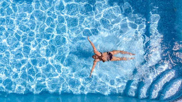 Chica Joven Activa Piscina Vista Aérea Del Dron Desde Arriba — Foto de Stock