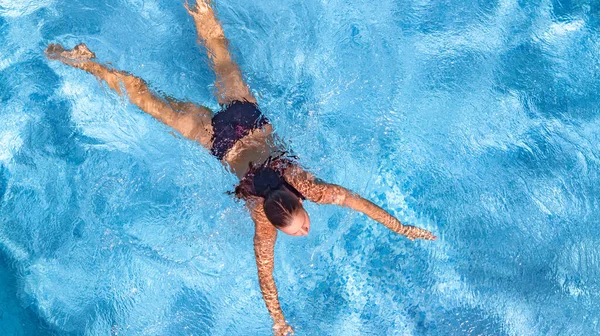 Aktives Junges Mädchen Schwimmbad Drohnenblick Von Oben Junge Frau Schwimmt — Stockfoto