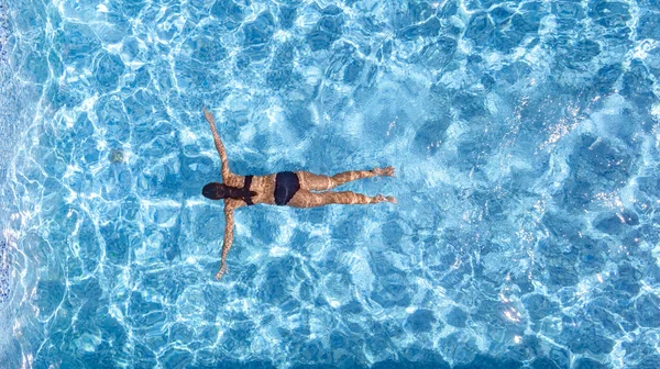 Chica Joven Activa Piscina Vista Aérea Del Dron Desde Arriba — Foto de Stock