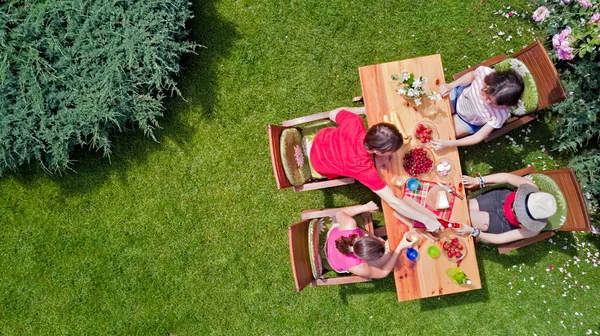Familia Amigos Comiendo Juntos Aire Libre Fiesta Del Jardín Verano — Foto de Stock