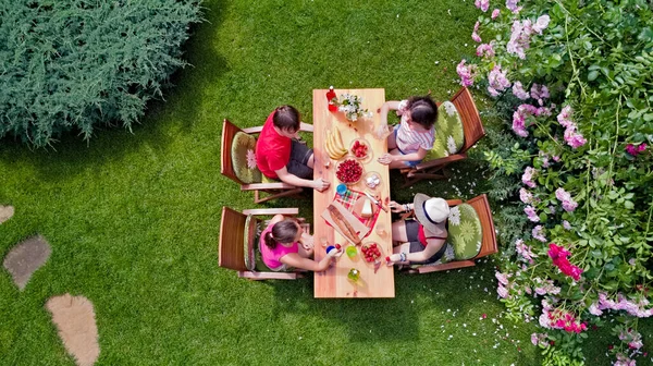 Rodzina Przyjaciele Jedzą Razem Świeżym Powietrzu Podczas Letniej Imprezy Ogrodowej — Zdjęcie stockowe