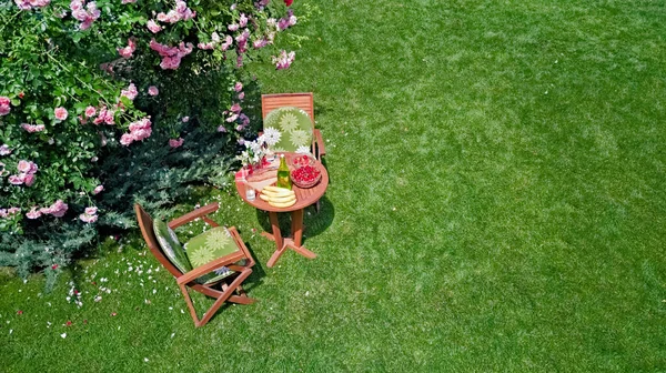Mesa Decorada Com Pão Morango Frutas Belo Jardim Rosas Verão — Fotografia de Stock