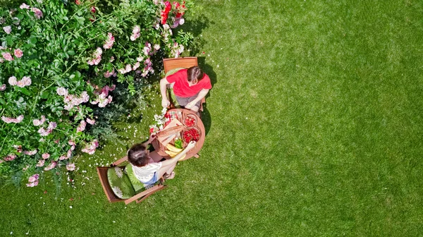 Junges Paar Genießt Essen Und Trinken Schönen Rosengarten Bei Romantischem — Stockfoto