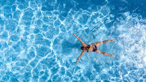 Jeune Fille Active Dans Piscine Vue Aérienne Sur Drone Haut — Photo