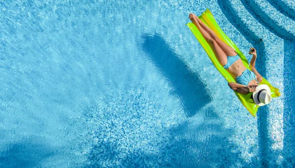 Hermosa Mujer Joven Que Relaja Piscina Chica Nada Colchón Inflable — Foto de Stock