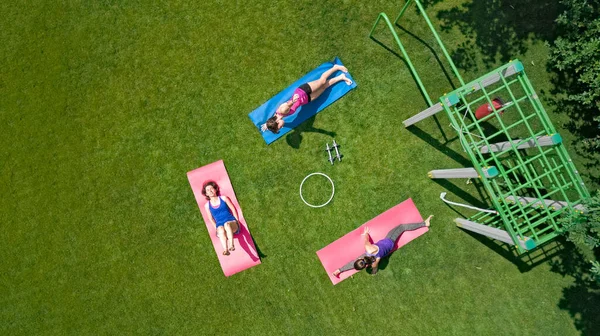 家庭健康与户外运动 一群活跃的女孩在公园里做运动 妇女从上方进行户外运动 — 图库照片