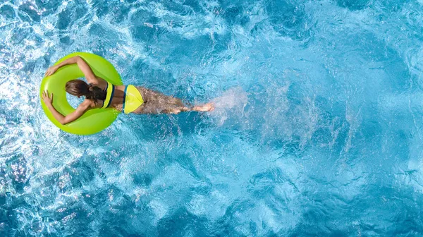 Yüzme Havuzundaki Aktif Genç Kız Yukarıdan Havuz Manzaralı Çocuk Gevşiyor — Stok fotoğraf