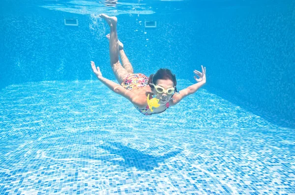 Παιδί Κολυμπά Κάτω Από Νερό Στην Πισίνα Ενεργό Κορίτσι Καταδύεται — Φωτογραφία Αρχείου
