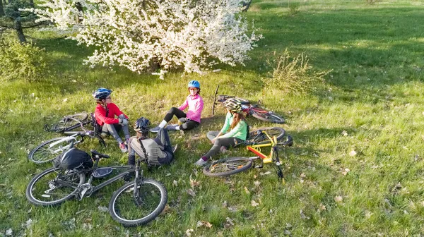 Jazda Rowerze Rodzinnym Wiosną Szczycie Góry Góry Szczęśliwi Rodzice Dziećmi — Zdjęcie stockowe
