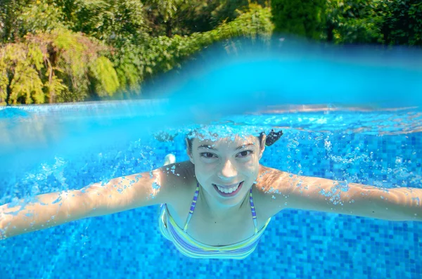 Child swims in swimming pool, underwater and above view — Stock Photo, Image