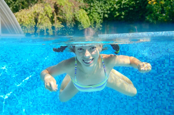 Kind zwemt in het zwembad, onder water en boven weergave — Stockfoto