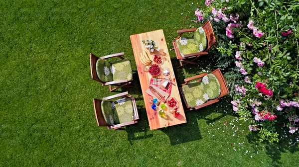 Mesa Decorada Com Queijo Morango Frutas Belo Jardim Rosas Verão — Fotografia de Stock