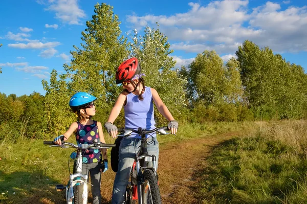 Happy Mother Kid Bikes Cycling Outdoors Park Mother Little Daughter — Zdjęcie stockowe