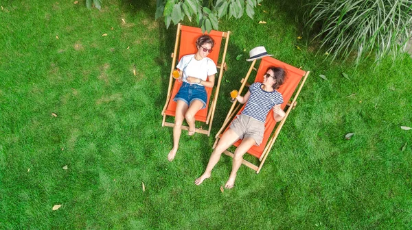 Junge Mädchen Entspannen Sommergarten Liegestühlen Auf Gras Freundinnen Amüsieren Sich — Stockfoto