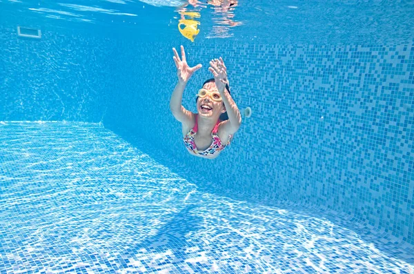Criança Nada Debaixo Água Piscina Menina Ativa Mergulha Diverte Debaixo — Fotografia de Stock