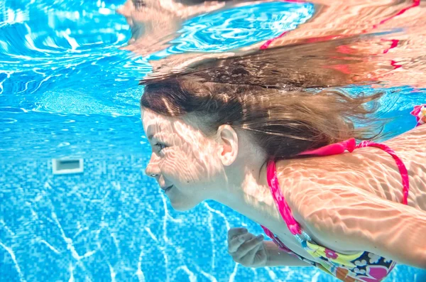 Çocuk Yüzme Havuzunda Altında Yüzüyor Aktif Kız Suya Dalıyor Altında — Stok fotoğraf