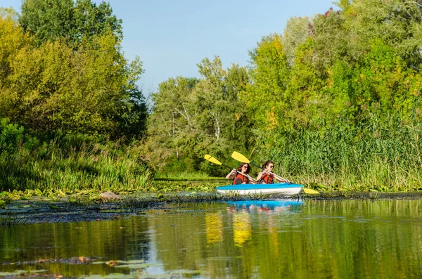 Rodzinne Spływy Kajakowe Matka Dziecko Brodzik Kajak Rzeka Kajak Tour — Zdjęcie stockowe