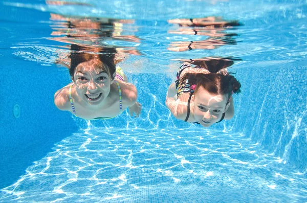 Children Swim Swimming Pool Underwater Little Active Girls Have Fun — Stock Photo, Image