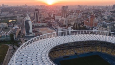 Gün batımında Ukrayna 'nın Ukrayna' nın Kiev silueti üzerinde bulunan stadyum ve Kyiv şehir manzarasının hava manzarası.