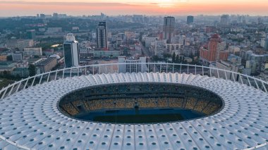Gün batımında Ukrayna 'nın Ukrayna' nın Kiev silueti üzerinde bulunan stadyum ve Kyiv şehir manzarasının hava manzarası.