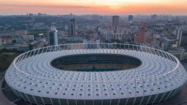 Gün batımında Ukrayna 'nın Ukrayna' nın Kiev silueti üzerinde bulunan stadyum ve Kyiv şehir manzarasının hava manzarası.