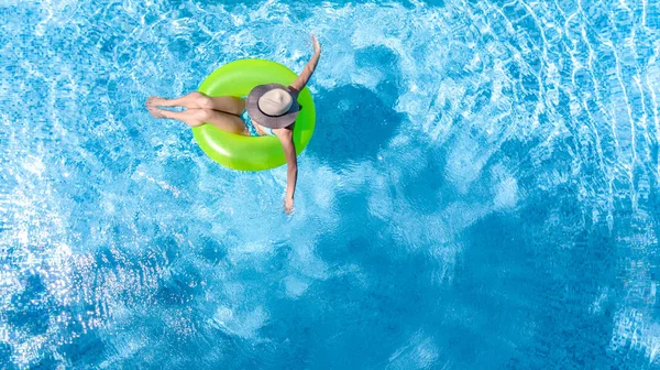 Menina Jovem Ativa Piscina Vista Superior Aérea Cima Criança Relaxa — Fotografia de Stock