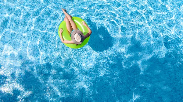 Actief Jong Meisje Zwembad Bovenaanzicht Vanuit Lucht Kind Ontspant Zwemt — Stockfoto