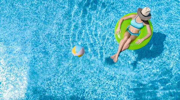 Menina Jovem Ativa Piscina Vista Superior Aérea Cima Criança Relaxa — Fotografia de Stock