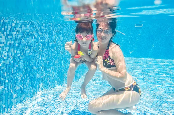 Familie Schwimmt Pool Unter Wasser Glückliche Aktive Mutter Und Kind — Stockfoto