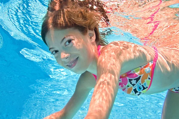 Criança Nada Debaixo Água Piscina Ativa Menina Mergulha Diverte Debaixo — Fotografia de Stock