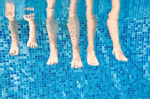 Piernas Familiares Bajo Agua Piscina Madre Nadando Con Niños Bajo —  Fotos de Stock