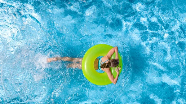 Aktiv Ung Flicka Poolen Antenn Ovanifrån Barn Slappnar Och Simmar — Stockfoto