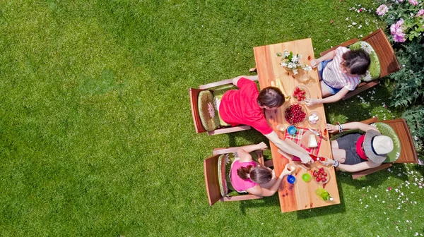 Familia Amigos Comiendo Juntos Aire Libre Fiesta Del Jardín Verano — Foto de Stock