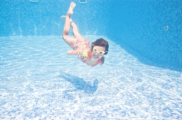 Criança Nada Debaixo Água Piscina Ativa Menina Mergulha Diverte Debaixo — Fotografia de Stock