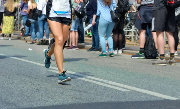 Bieg Maraton Wyścig Kobieta Biegacz Nogi Wyścigach Drogowych Konkurencja Sportowa — Zdjęcie stockowe