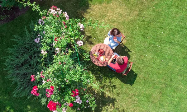 Junges Paar Genießt Essen Und Trinken Schönen Rosengarten Bei Romantischem — Stockfoto